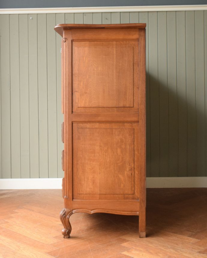 サイドボード アンティーク家具 フランスらしい優雅なデザイン、こだわってデザインされたアンティークのキャビネット。横顔だっても美しい正面だけじゃなく横から見ても、実は結構凝った造り。(j-2396-f)