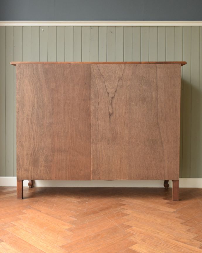 サイドボード アンティーク家具 フランスらしい優雅なデザイン、こだわってデザインされたアンティークのキャビネット。後ろ姿も見て下さい。(j-2396-f)