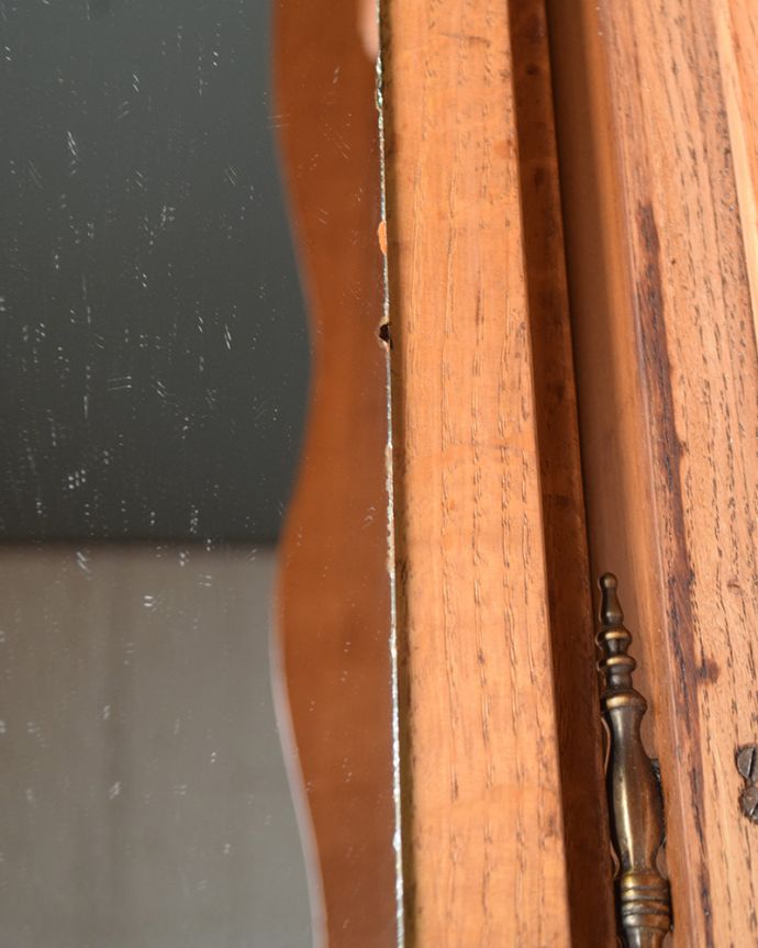 サイドボード アンティーク家具 フランスらしい優雅なデザイン、こだわってデザインされたアンティークのキャビネット。ご希望の方には新しいミラーコンディションのいいミラーですが、ご希望の方には新しいミラーに交換してお届けします(別途見積もり)ご注文の際、ご連絡下さい。(j-2396-f)