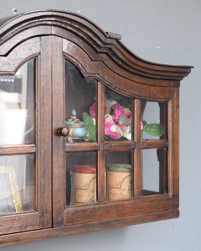 ウォールキャビネット アンティーク家具 気軽に楽しめる小さなアンティーク家具、壁付けできるウォールキャビネット。小さくてもフランスらしさたっぷり壁につけることもできるので実用的に使えちゃう!フランスらしく壁からお部屋の中をオシャレに彩ってくれます。(j-2397-f)