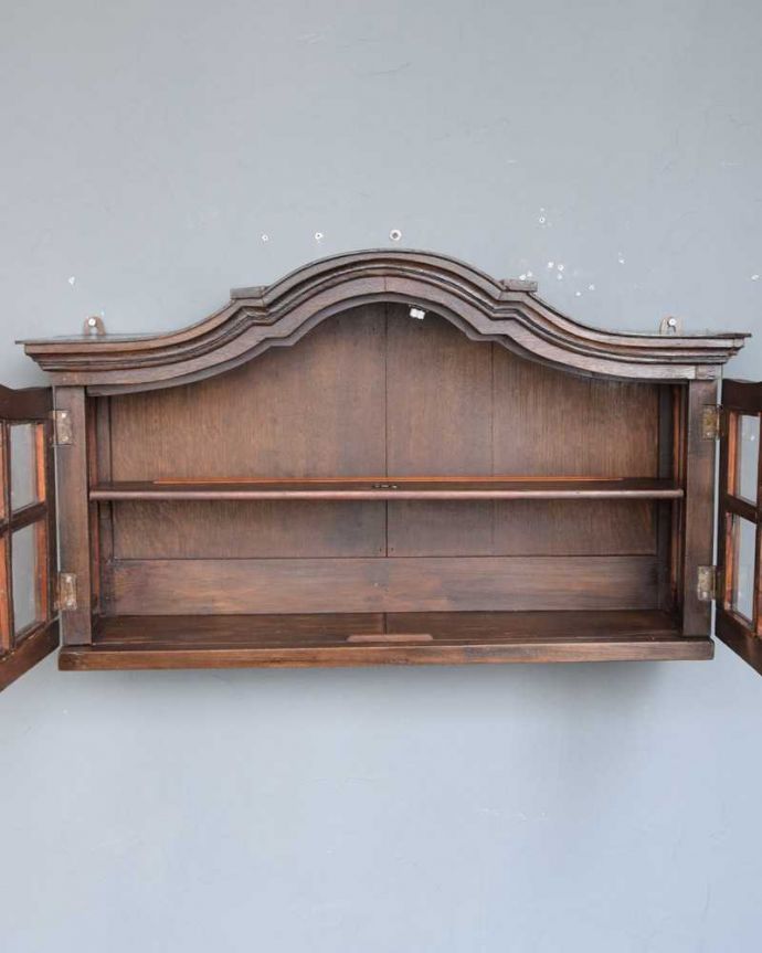 ウォールキャビネット アンティーク家具 気軽に楽しめる小さなアンティーク家具、壁付けできるウォールキャビネット。扉を開けてみると、こんな感じです小さいからと言って、修復に妥協はしません!アンティークの風合いだけ残してキレイに修復してあります。(j-2397-f)