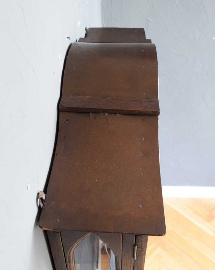 ウォールキャビネット アンティーク家具 気軽に楽しめる小さなアンティーク家具、壁付けできるウォールキャビネット。上から見ると・・・キャビネットの形はこんな感じです。(j-2397-f)