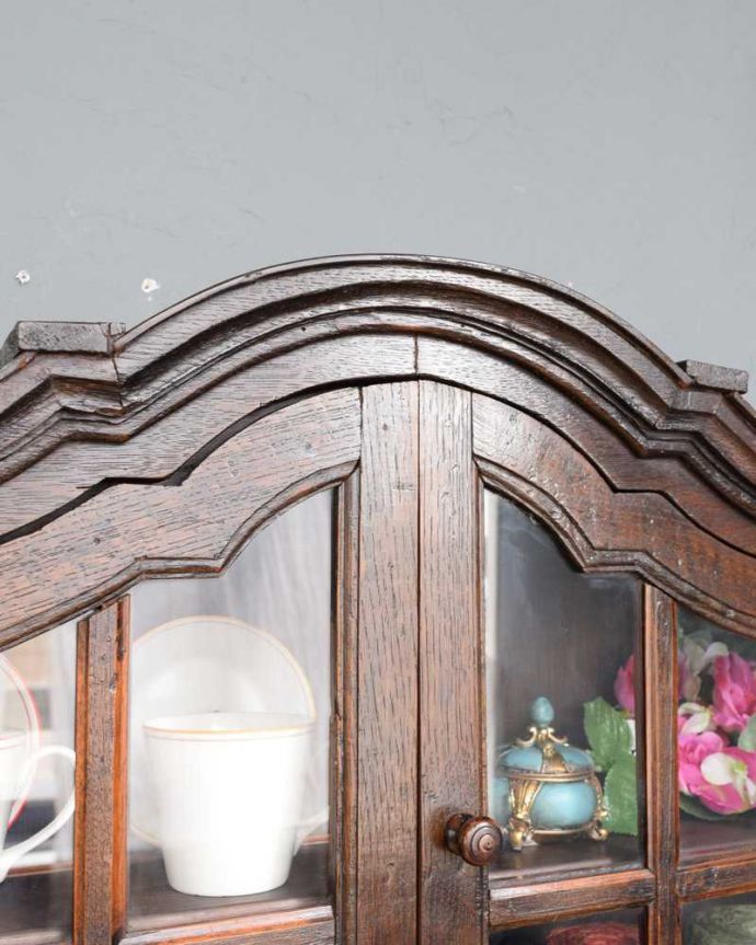 ウォールキャビネット アンティーク家具 気軽に楽しめる小さなアンティーク家具、壁付けできるウォールキャビネット。フランスらしい彫りフランスらしさの象徴とも言える、優雅な彫りの装飾。(j-2397-f)