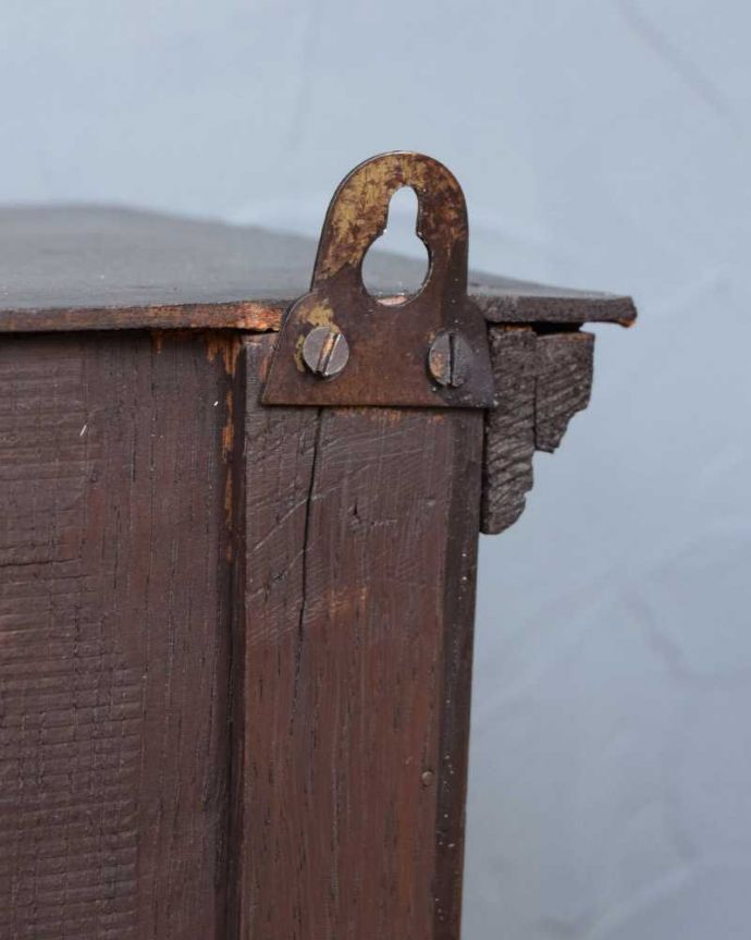 ウォールキャビネット アンティーク家具 気軽に楽しめる小さなアンティーク家具、壁付けできるウォールキャビネット。壁に取り付けできます背中部分にフックを付けて壁にカンタンに取り付け出来るようにしました。(j-2397-f)