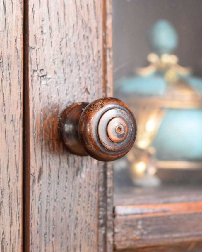 ウォールキャビネット アンティーク家具 気軽に楽しめる小さなアンティーク家具、壁付けできるウォールキャビネット。開ける度にワクワク・・・小さくて可愛い取っ手が付いています。(j-2397-f)