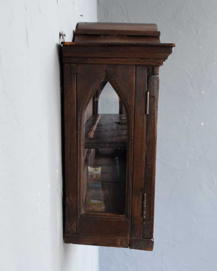 ウォールキャビネット アンティーク家具 気軽に楽しめる小さなアンティーク家具、壁付けできるウォールキャビネット。横顔だっても美しい正面だけじゃなく横もキレイに修復してあります。(j-2397-f)