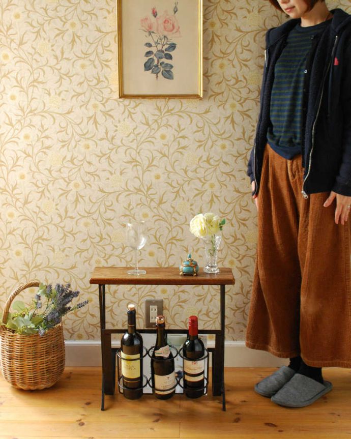 マガジンラック アンティーク家具 ワインラック付きのお洒落なアイアン製のアンティークマガジンラック。優雅な気分にしてくれるマガジンラックどこにでも置けるコンパクトサイズのワインラック付きのマガジンラック。(j-2398-f)