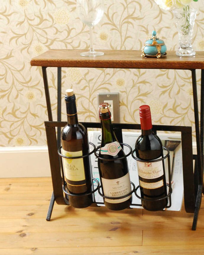 マガジンラック アンティーク家具 ワインラック付きのお洒落なアイアン製のアンティークマガジンラック。丸い輪の部分にボトルがピッタリ!ワインを飲む方も飲まない方も、お洒落なデザインのワインラックがお部屋の中にあるだけで、なんだかワクワクです。(j-2398-f)