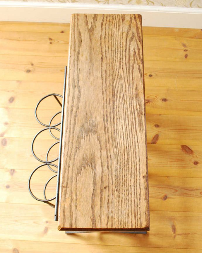 マガジンラック アンティーク家具 ワインラック付きのお洒落なアイアン製のアンティークマガジンラック。ココも使えてさらに便利読みかけの本やお茶が置ける天板付き。(j-2398-f)