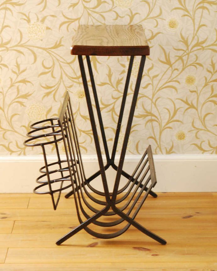 マガジンラック アンティーク家具 ワインラック付きのお洒落なアイアン製のアンティークマガジンラック。横から見てもキレイですもちろん、横顔だってキレイ!どこから見ても絵になります。(j-2398-f)