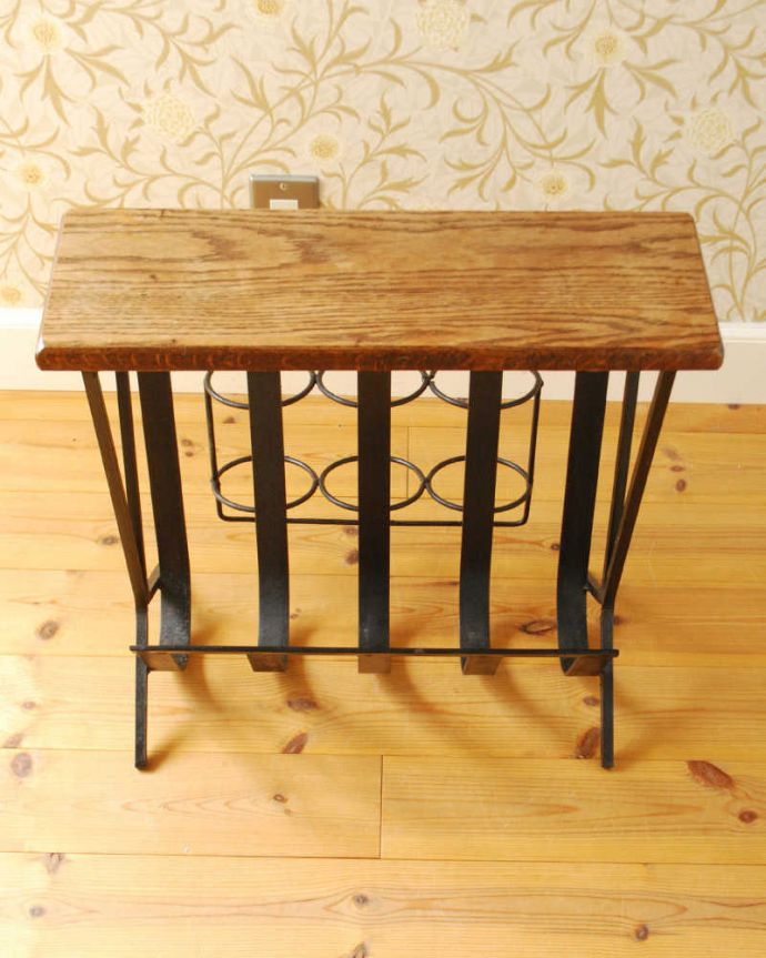 マガジンラック アンティーク家具 ワインラック付きのお洒落なアイアン製のアンティークマガジンラック。後ろ姿も見て下さい。(j-2398-f)