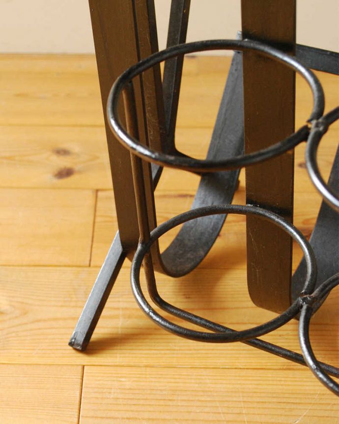 マガジンラック アンティーク家具 ワインラック付きのお洒落なアイアン製のアンティークマガジンラック。持ち上げなくても移動ラクラクHandleのアンティーク家具の足の裏にはフェルトキーパーをお付けしています。(j-2398-f)