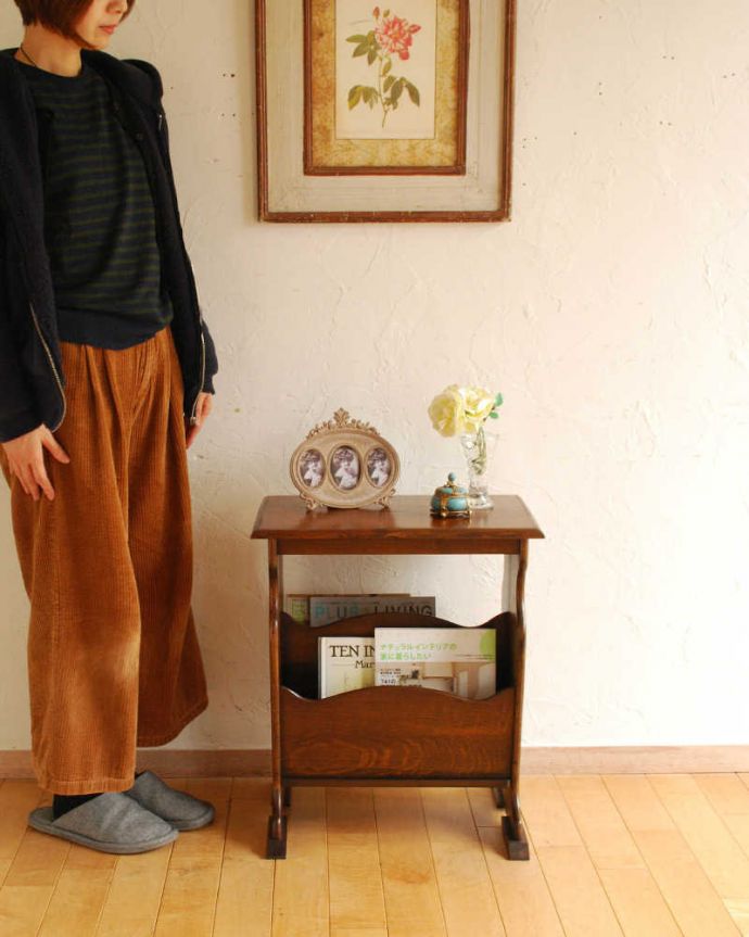 マガジンラック　アンティーク家具　サイドテーブルになる天板付きの便利なアンティーク家具、マガジンラック 。使いやすさNo.1！便利なアンティークどこのお家でも使っているマガジンラックも、アンティークだったらデザインが素敵だから、なんだかオシャレに使えます。(j-2399-f)