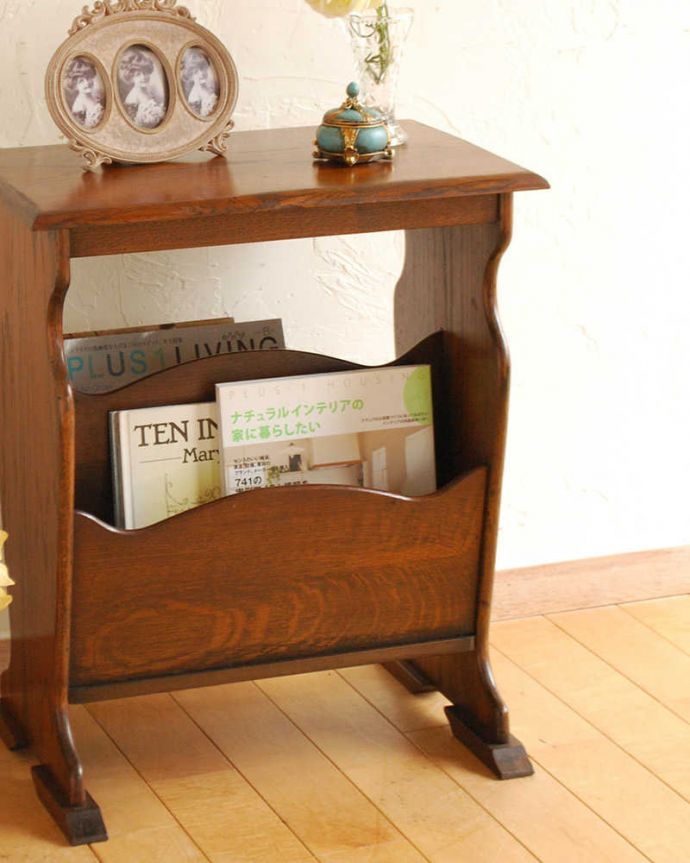 マガジンラック　アンティーク家具　サイドテーブルになる天板付きの便利なアンティーク家具、マガジンラック 。ちょっと置いておきたい…をキレイに収納新聞や雑誌など、ついついテーブルの上に置いてしまって雑多に見えるものが、コレさえあればキレイに収納出来てお部屋もスッキリ見えるんです。(j-2399-f)