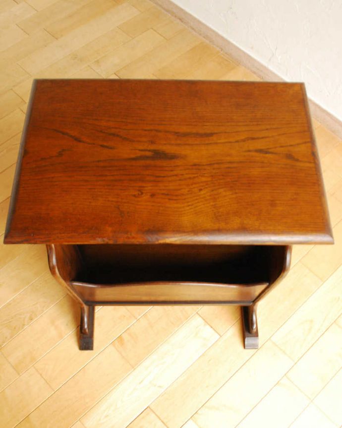 マガジンラック　アンティーク家具　サイドテーブルになる天板付きの便利なアンティーク家具、マガジンラック 。雑誌を入れる部分もキレイに修復しましたアンティークは新品ではないので経年変化によるキズはありますが、専門の職人がキレイにお直ししました。(j-2399-f)