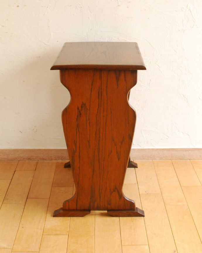 マガジンラック　アンティーク家具　サイドテーブルになる天板付きの便利なアンティーク家具、マガジンラック 。横から見ると･･･360度、どの角度から見てもキレイに仕上がっています。(j-2399-f)