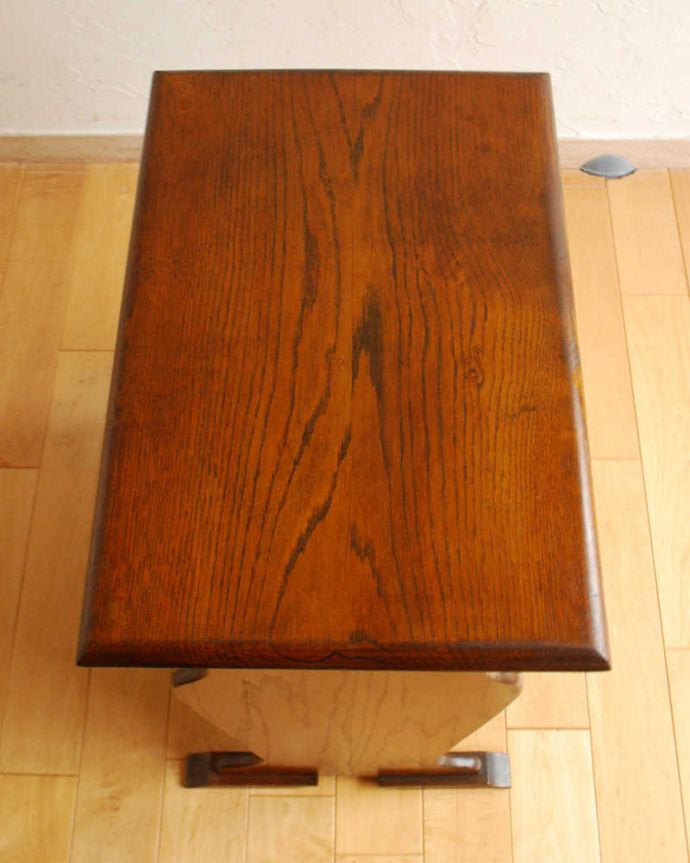 マガジンラック　アンティーク家具　サイドテーブルになる天板付きの便利なアンティーク家具、マガジンラック 。ココも使えてさらに便利読みかけの本やお茶が置ける天板付き。(j-2399-f)