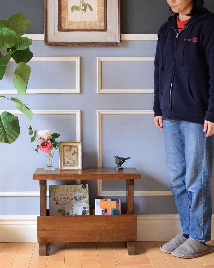 マガジンラック　アンティーク家具　テーブル付の便利なマガジンラック、フランス輸入のアンティーク家具。使いやすさNo.1！便利なアンティークどこのお家でも使っているマガジンラックも、アンティークだったらデザインが素敵だから、なんだかオシャレに使えます。(j-2401-f)