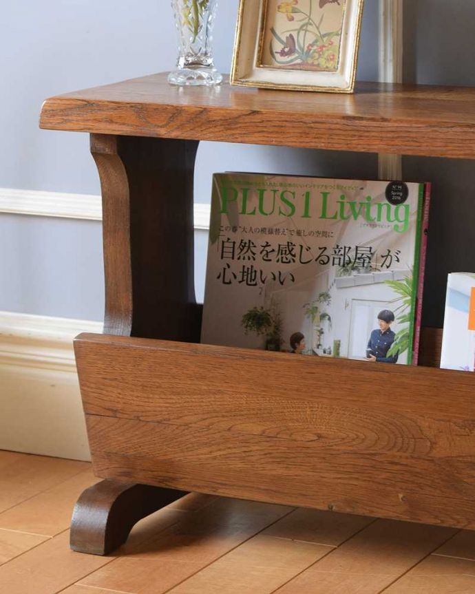 マガジンラック　アンティーク家具　テーブル付の便利なマガジンラック、フランス輸入のアンティーク家具。ちょっと置いておきたい…をキレイに収納新聞や雑誌など、ついついテーブルの上に置いてしまって雑多に見えるものが、コレさえあればキレイに収納出来てお部屋もスッキリ見えるんです。(j-2401-f)