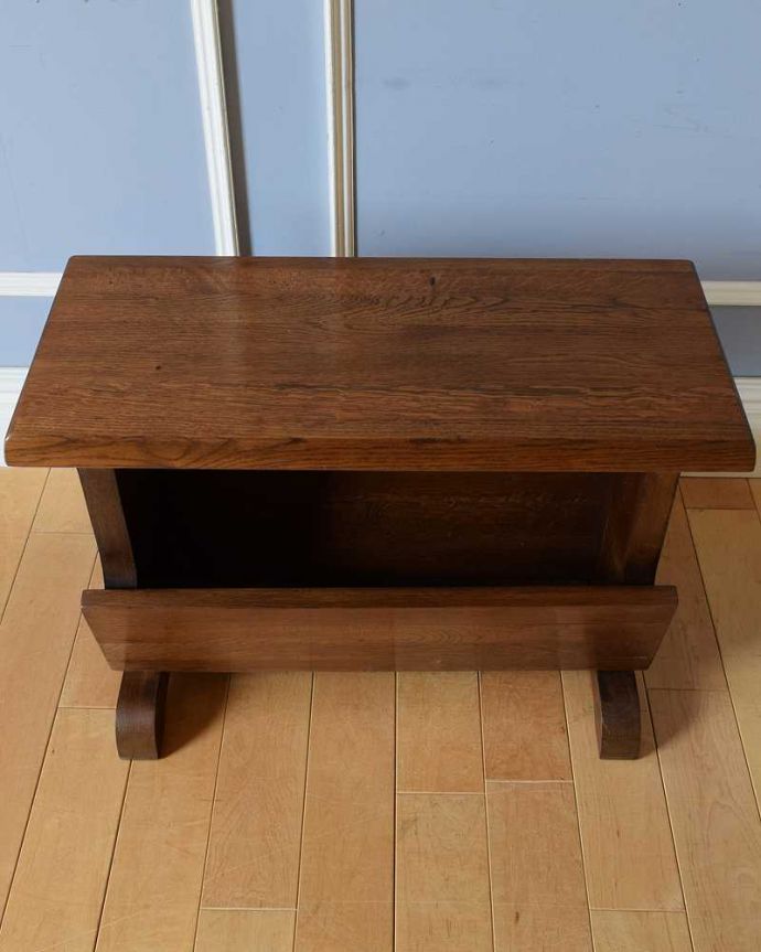 マガジンラック　アンティーク家具　テーブル付の便利なマガジンラック、フランス輸入のアンティーク家具。雑誌を入れる部分もキレイに修復しましたアンティークは新品ではないので経年変化によるキズはありますが、専門の職人がキレイにお直ししました。(j-2401-f)