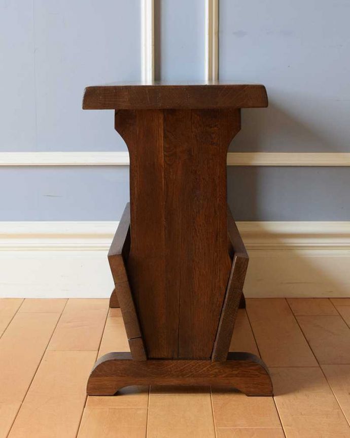 マガジンラック　アンティーク家具　テーブル付の便利なマガジンラック、フランス輸入のアンティーク家具。横から見ると･･･360度、どの角度から見てもキレイに仕上がっています。(j-2401-f)