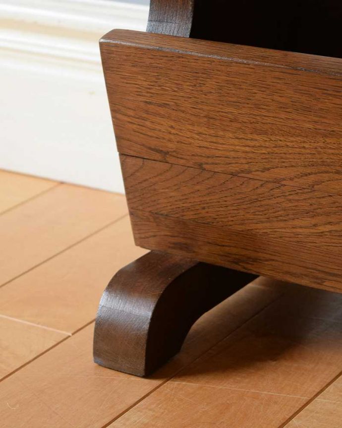 マガジンラック　アンティーク家具　テーブル付の便利なマガジンラック、フランス輸入のアンティーク家具。持ち上げなくても移動ラクラクHandleのアンティーク家具の足の裏にはフェルトキーパーをお付けしています。(j-2401-f)