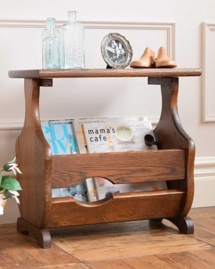 マガジンラック アンティーク家具 サイドテーブルにもなる便利なマガジンラック、フランスのアンティーク家具 。ちょっと置いておきたい…をキレイに収納新聞や雑誌など、ついついテーブルの上に置いてしまって雑多に見えるものが、コレさえあればキレイに収納出来てお部屋もスッキリ見えるんです。(j-2402-f)
