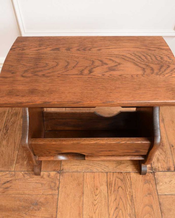 マガジンラック アンティーク家具 サイドテーブルにもなる便利なマガジンラック、フランスのアンティーク家具 。雑誌を入れる部分もキレイに修復しましたアンティークは新品ではないので経年変化によるキズはありますが、専門の職人がキレイにお直ししました。(j-2402-f)