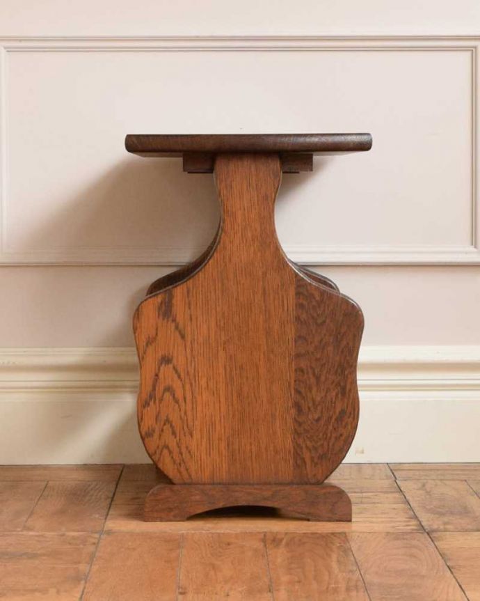 マガジンラック アンティーク家具 サイドテーブルにもなる便利なマガジンラック、フランスのアンティーク家具 。横から見ると・・・360度、どの角度から見てもキレイに仕上がっています。(j-2402-f)