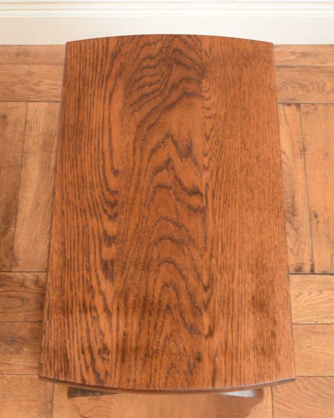 マガジンラック アンティーク家具 サイドテーブルにもなる便利なマガジンラック、フランスのアンティーク家具 。ココも使えてさらに便利読みかけの本やお茶が置ける天板付き。(j-2402-f)