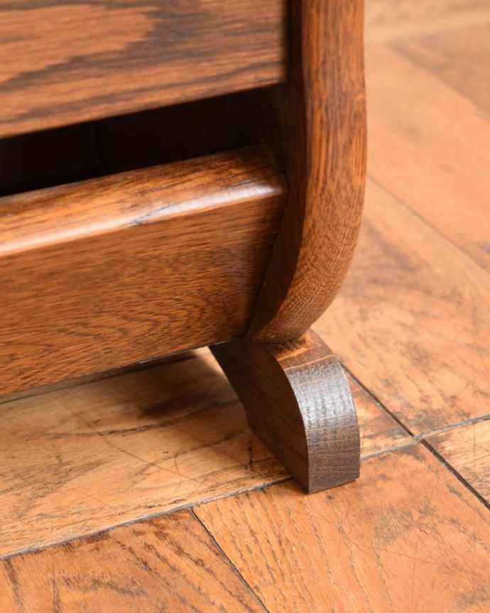 マガジンラック アンティーク家具 サイドテーブルにもなる便利なマガジンラック、フランスのアンティーク家具 。持ち上げなくても移動ラクラクHandleのアンティーク家具の足の裏にはフェルトキーパーをお付けしています。(j-2402-f)