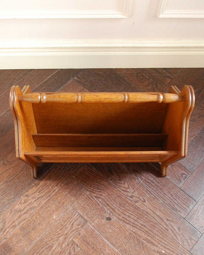 マガジンラック　アンティーク家具　雑誌や新聞もお洒落に収納できる、フランスのアンティークマガジンラック。雑誌を入れる部分もキレイに修復しましたアンティークは新品ではないので経年変化によるキズはありますが、専門の職人がキレイにお直ししました。(j-2403-f)