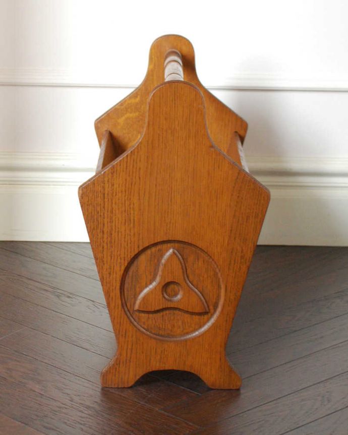 マガジンラック　アンティーク家具　雑誌や新聞もお洒落に収納できる、フランスのアンティークマガジンラック。横から見てもキレイです360度、どの角度から見てもキレイに仕上がっています。(j-2403-f)