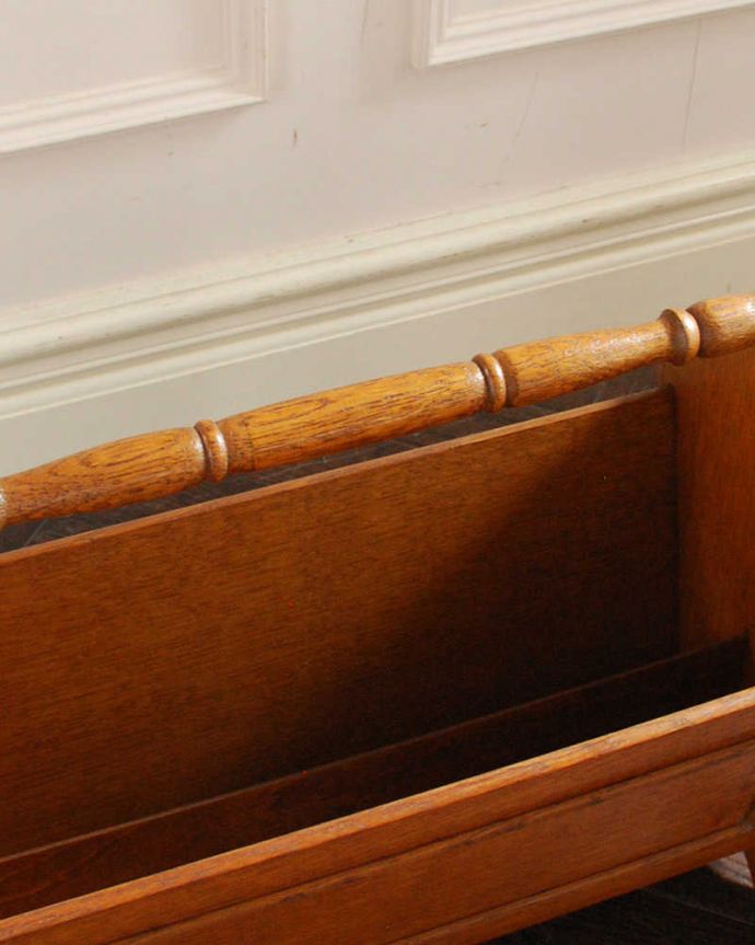 マガジンラック　アンティーク家具　雑誌や新聞もお洒落に収納できる、フランスのアンティークマガジンラック。片手でラクラク運べますデザインの一部になっている持ち手を持って運べば持ち運びもラクラク！。(j-2403-f)