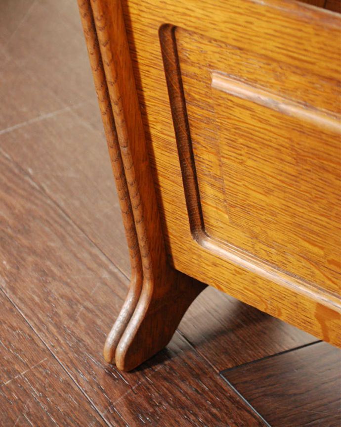 マガジンラック　アンティーク家具　雑誌や新聞もお洒落に収納できる、フランスのアンティークマガジンラック。持ち上げなくても移動ラクラクHandleのアンティーク家具の足の裏にはフェルトキーパーをお付けしています。(j-2403-f)