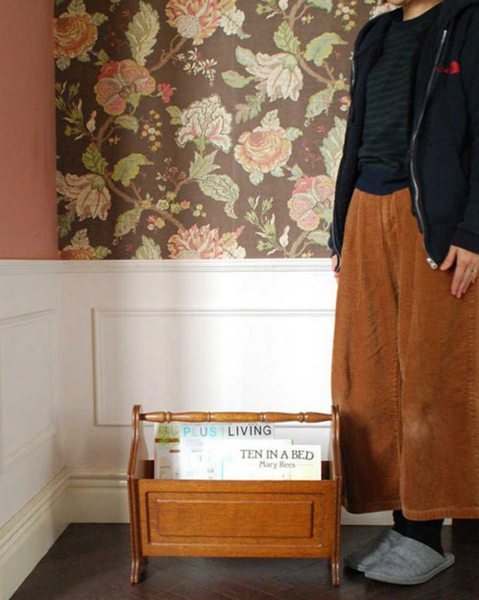 マガジンラック　アンティーク家具　雑誌や新聞もお洒落に収納できる、フランスのアンティークマガジンラック。使いやすさNo.1！みんなが使える便利なアンティークどこのお家でも使っているマガジンラックも、アンティークだとデザインが素敵だから散らかっている雑誌もオシャレに収納出来ちゃうんです。(j-2403-f)