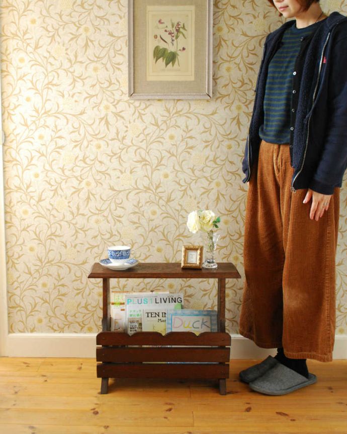 マガジンラック　アンティーク家具　フランスの小さなアンティーク家具、サイドテーブルにもなる便利なマガジンラック。使いやすさNo.1！便利なアンティークどこのお家でも使っているマガジンラックも、アンティークだったらデザインが素敵だから、なんだかオシャレに使えます。(j-2404-f)