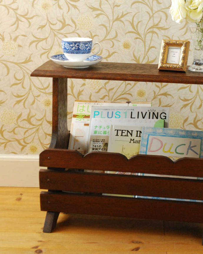 マガジンラック　アンティーク家具　フランスの小さなアンティーク家具、サイドテーブルにもなる便利なマガジンラック。ちょっと置いておきたい…をキレイに収納新聞や雑誌など、ついついテーブルの上に置いてしまって雑多に見えるものが、コレさえあればキレイに収納出来てお部屋もスッキリ見えるんです。(j-2404-f)