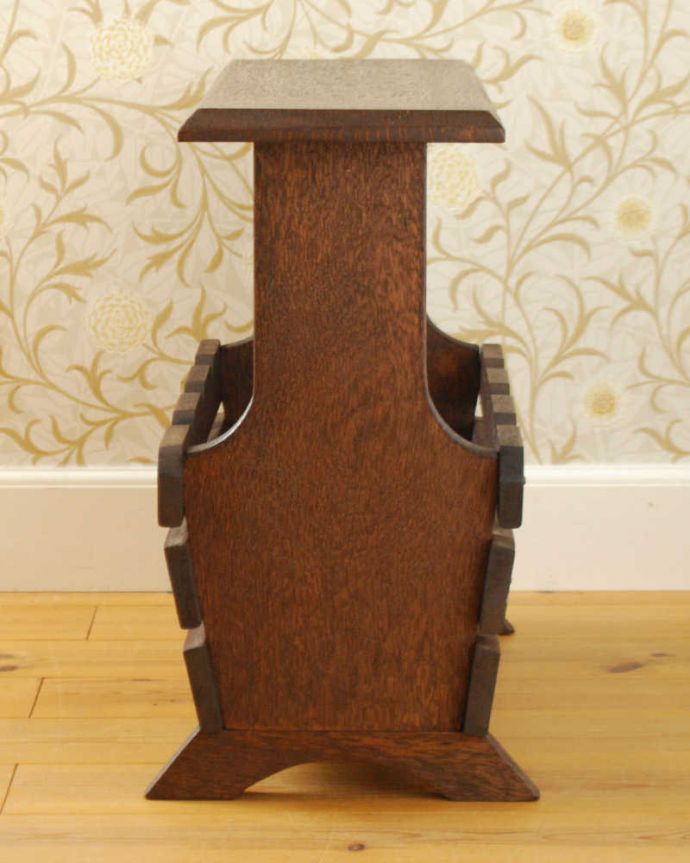 マガジンラック　アンティーク家具　フランスの小さなアンティーク家具、サイドテーブルにもなる便利なマガジンラック。横から見ると･･･360度、どの角度から見てもキレイに仕上がっています。(j-2404-f)