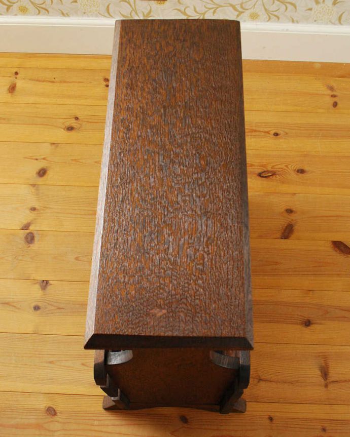 マガジンラック　アンティーク家具　フランスの小さなアンティーク家具、サイドテーブルにもなる便利なマガジンラック。ココも使えてさらに便利読みかけの本やお茶が置ける天板付き。(j-2404-f)