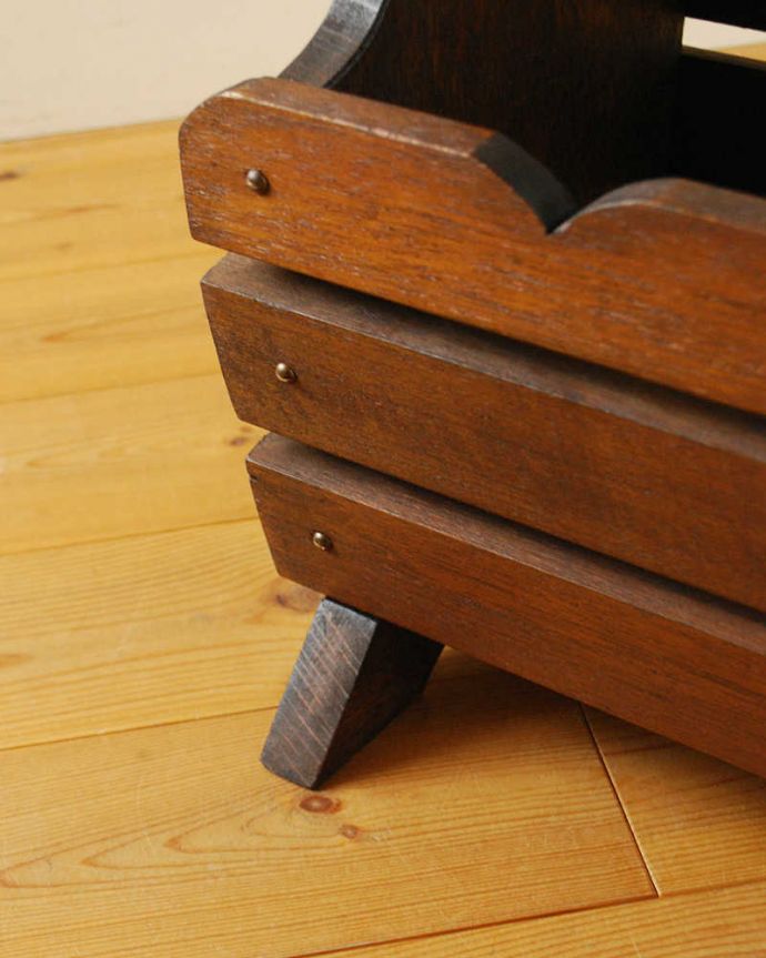 マガジンラック　アンティーク家具　フランスの小さなアンティーク家具、サイドテーブルにもなる便利なマガジンラック。持ち上げなくても移動ラクラクHandleのアンティーク家具の足の裏にはフェルトキーパーをお付けしています。(j-2404-f)