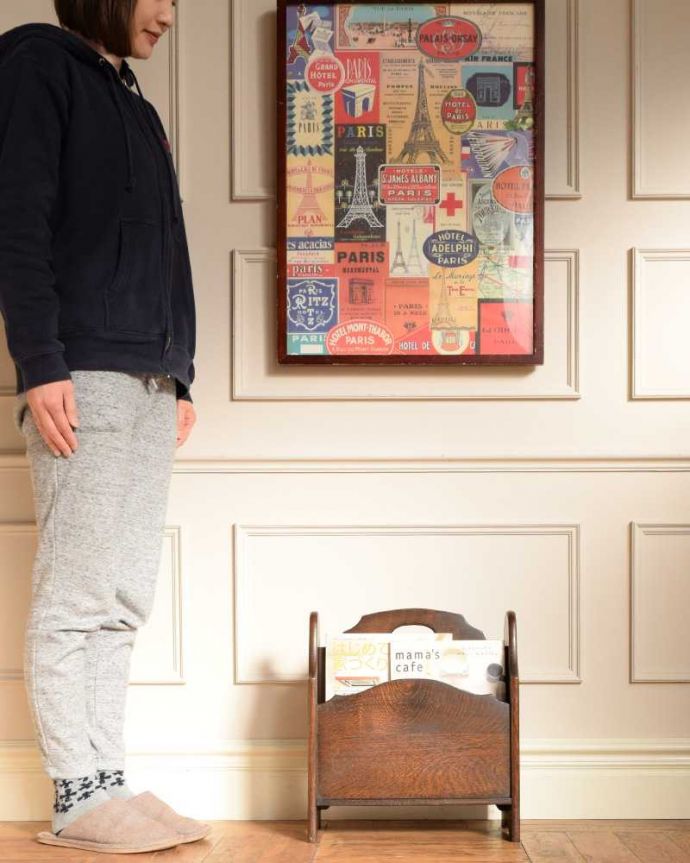 アンティーク家具 木製の小さなアンティーク家具、持ち手と仕切りが付いた便利なマガジンラック 。使いやすさNo.1!みんなが使える便利なアンティークどこのお家でも使っているマガジンラックも、アンティークだとデザインが素敵だから散らかっている雑誌もオシャレに収納出来ちゃうんです。(j-2405-f)