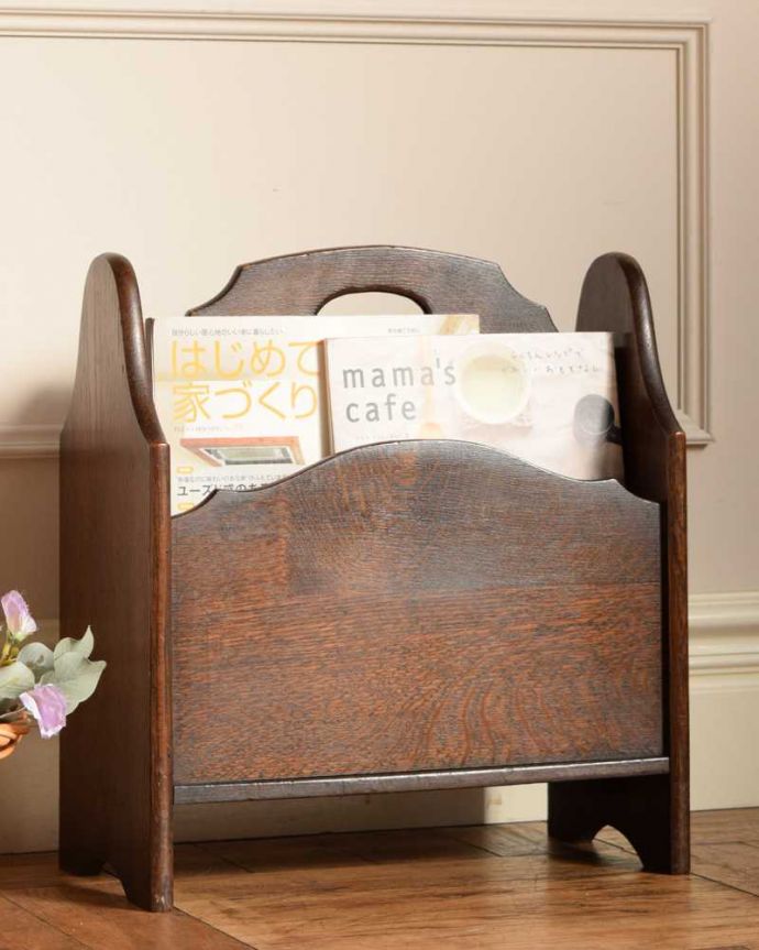 アンティーク家具 木製の小さなアンティーク家具、持ち手と仕切りが付いた便利なマガジンラック 。ちょっと置いておきたい…をキレイに収納新聞や雑誌など、ついついテーブルの上に置いてしまって雑多に見えるものが、コレさえあればキレイに収納出来てお部屋もスッキリ見えるんです。(j-2405-f)