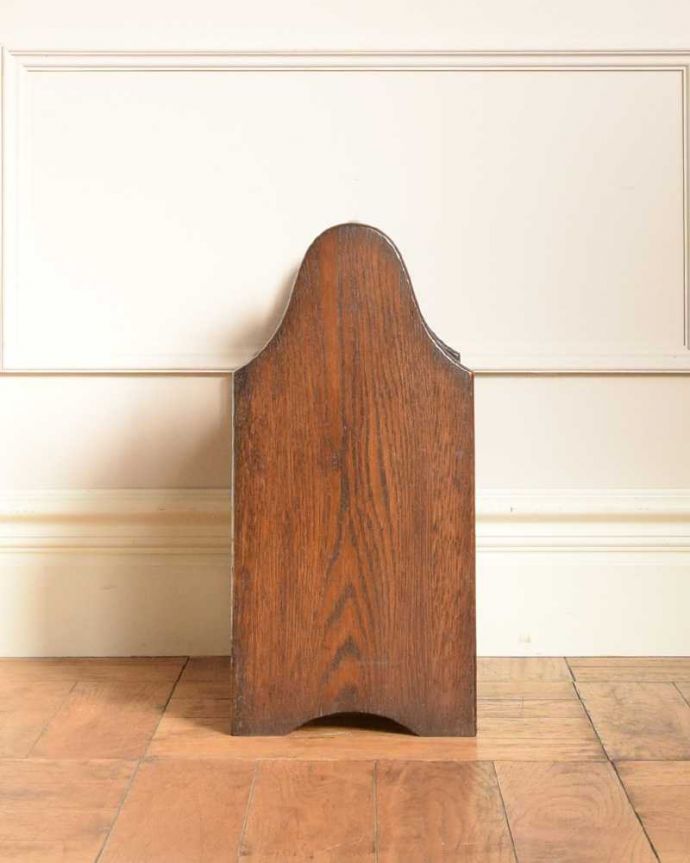 アンティーク家具 木製の小さなアンティーク家具、持ち手と仕切りが付いた便利なマガジンラック 。横から見てもキレイです360度、どの角度から見てもキレイに仕上がっています。(j-2405-f)