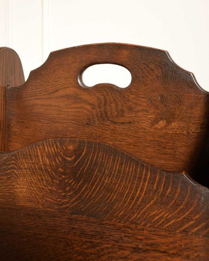 アンティーク家具 木製の小さなアンティーク家具、持ち手と仕切りが付いた便利なマガジンラック 。片手でラクラク運べますデザインの一部になっている持ち手を持って運べば持ち運びもラクラク!。(j-2405-f)