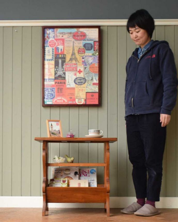 マガジンラック アンティーク家具 サイドテーブルにもなるフランス輸入のアンティーク マガジンラック(棚付き)。使いやすさNo.1!便利なアンティークどこのお家でも使っているマガジンラックも、アンティークだったらデザインが素敵だから、なんだかオシャレに使えます。(j-2407-f)