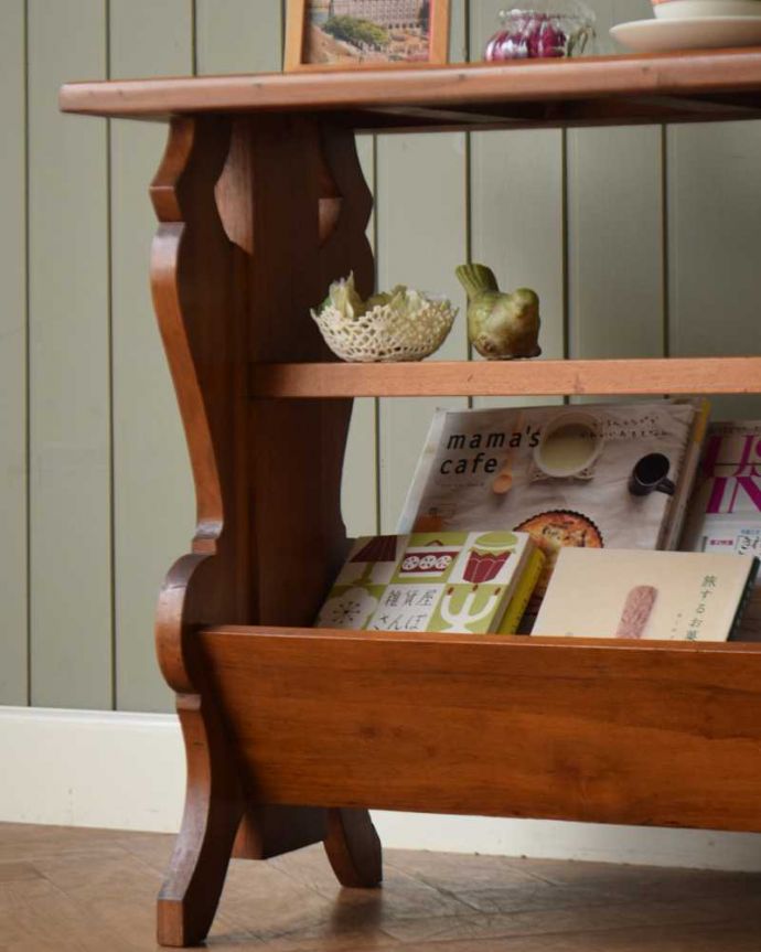 マガジンラック アンティーク家具 サイドテーブルにもなるフランス輸入のアンティーク マガジンラック(棚付き)。ちょっと置いておきたい…をキレイに収納新聞や雑誌など、ついついテーブルの上に置いてしまって雑多に見えるものが、コレさえあればキレイに収納出来てお部屋もスッキリ見えるんです。(j-2407-f)