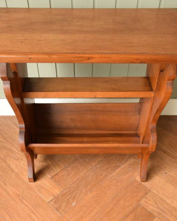 マガジンラック アンティーク家具 サイドテーブルにもなるフランス輸入のアンティーク マガジンラック(棚付き)。雑誌を入れる部分もキレイに修復しましたアンティークは新品ではないので経年変化によるキズはありますが、専門の職人がキレイにお直ししました。(j-2407-f)