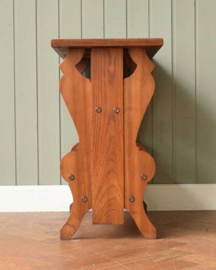 マガジンラック アンティーク家具 サイドテーブルにもなるフランス輸入のアンティーク マガジンラック(棚付き)。横から見ると・・・360度、どの角度から見てもキレイに仕上がっています。(j-2407-f)