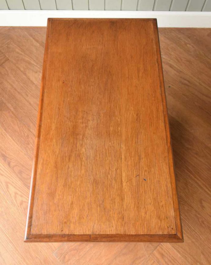 マガジンラック アンティーク家具 サイドテーブルにもなるフランス輸入のアンティーク マガジンラック(棚付き)。ココも使えてさらに便利読みかけの本やお茶が置ける天板付き。(j-2407-f)